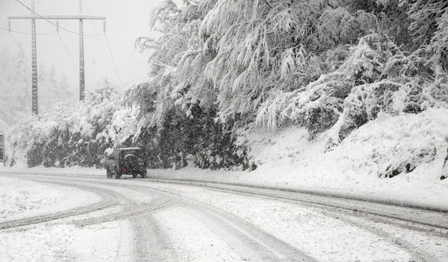 Gorski kotar, 031109.
U Gorskom kotaru od nocas pada snijeg koji se zadrzava na kolniku. Za sada nije uzrokovao vece probleme u prometu. Na slici: stara cesta Rijeka – Zagreb, predio Delnica. Stara je cesta znatno losije ociscena od autocesta.
Foto: Tea C