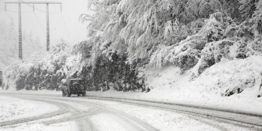 Gorski kotar, 031109.
U Gorskom kotaru od nocas pada snijeg koji se zadrzava na kolniku. Za sada nije uzrokovao vece probleme u prometu. Na slici: stara cesta Rijeka – Zagreb, predio Delnica. Stara je cesta znatno losije ociscena od autocesta.
Foto: Tea C Gorski kotar, 031109.
U Gorskom kotaru od nocas pada snijeg koji se zadrzava na kolniku. Za sada nije uzrokovao vece probleme u prometu. Na slici: stara cesta Rijeka – Zagreb, predio Delnica. Stara je cesta znatno losije ociscena od autocesta.
Foto: Tea C