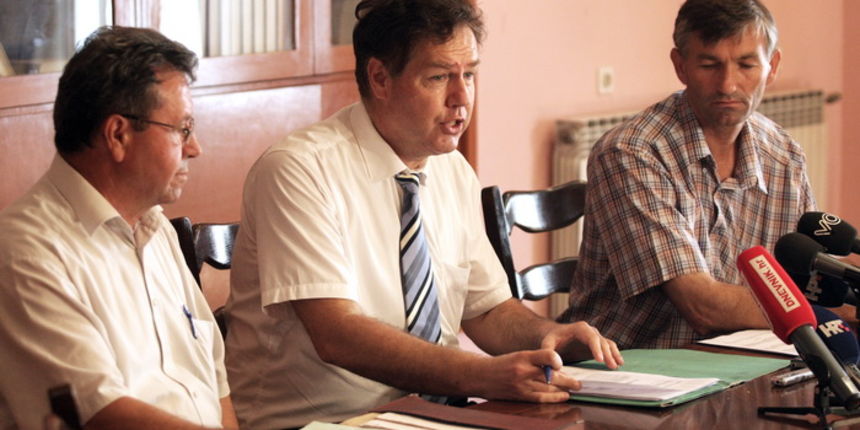 Zadar, 230511.
Prosvjedni skup nekadasnjih zaposlenika Croatia-Zadar linea zbog makinacija s prodajom nekadasnje garaze tvrtke.
Na slici: Ive Stevanja, Vedran Uranija i Predrag Dusevic iz sindikata.
Foto: Vladimir Ivanov / CROPIX Zadar, 230511.
Prosvjedni skup nekadasnjih zaposlenika Croatia-Zadar linea zbog makinacija s prodajom nekadasnje garaze tvrtke.
Na slici: Ive Stevanja, Vedran Uranija i Predrag Dusevic iz sindikata.
Foto: Vladimir Ivanov / CROPIX