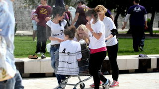 Zadar, 170513. 
Danas su se ucenici zavrsnih razreda zadarskih srednjih skola oprostili od skolskih klupa tradicionalnom Norijadom. 
Uz neizostavni alkohol, pjesmu i prosipanje brasna i jaja po centru grada, nakratko su privukli pozornost prolaznika na se