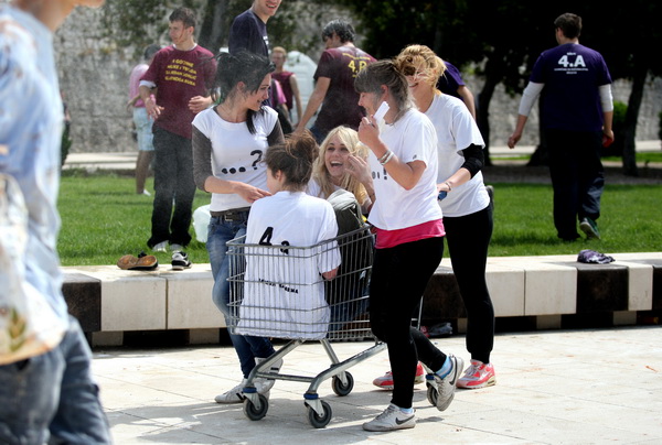 Zadar, 170513. 
Danas su se ucenici zavrsnih razreda zadarskih srednjih skola oprostili od skolskih klupa tradicionalnom Norijadom. 
Uz neizostavni alkohol, pjesmu i prosipanje brasna i jaja po centru grada, nakratko su privukli pozornost prolaznika na se