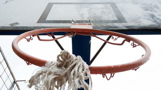 Zadar, 140412
Kosarkaska igralista i na njima postavljeni kosevi po citavom Zadru, koji se dici imenom “Grad kosarke”, su u jako losem stanju i/ili sluze kao parkiraliste.
Na fotografiji: na pokretnoj konstrukciji kosa u zadarskom kvartu Kampo Kastelo na Zadar, 140412
Kosarkaska igralista i na njima postavljeni kosevi po citavom Zadru, koji se dici imenom “Grad kosarke”, su u jako losem stanju i/ili sluze kao parkiraliste.
Na fotografiji: na pokretnoj konstrukciji kosa u zadarskom kvartu Kampo Kastelo na