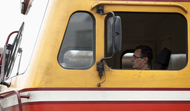 Zagreb, 160513.
Strajk podrske zaposlenicima CA u organizaciji Sindikata strojovodja Hrvatske zapoceo je tocno u podne diljem Hrvatske, na dva sata su zaustavljeni svi putnicki i teretni vlakovi.
Na fotografiji: strojovodja u strajku.
Foto: Dragan Matic /