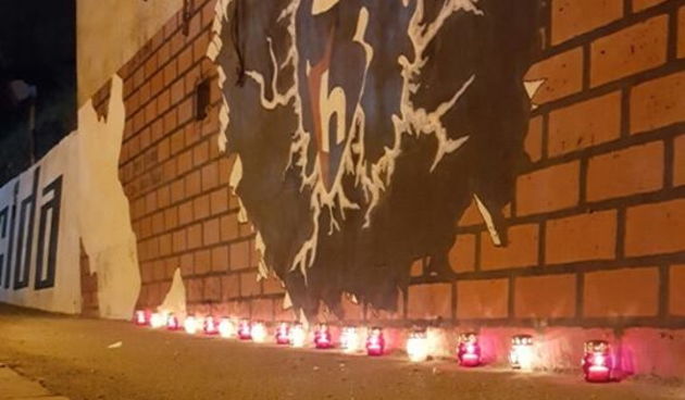 Pripadnici biogradske Torcide odali počast poginulom Žanu Ojdaniću, legendarnom vođi Torcide. Foto: Gordana Šarić