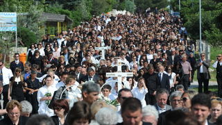 Povljana, 270410.
Vise tisuca Pazana i zitelja Zadarske i Licko – senjske zupanije okupilo se u Povljani na posljednjem ispracaju Martini Skodi (19), Anti Pogorilicu (21) i Marinu Orlicu (24) koji su tragicno izgubili zivot u prometnoj nesreci u nedjelju Povljana, 270410.
Vise tisuca Pazana i zitelja Zadarske i Licko – senjske zupanije okupilo se u Povljani na posljednjem ispracaju Martini Skodi (19), Anti Pogorilicu (21) i Marinu Orlicu (24) koji su tragicno izgubili zivot u prometnoj nesreci u nedjelju