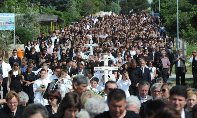 Povljana, 270410.
Vise tisuca Pazana i zitelja Zadarske i Licko – senjske zupanije okupilo se u Povljani na posljednjem ispracaju Martini Skodi (19), Anti Pogorilicu (21) i Marinu Orlicu (24) koji su tragicno izgubili zivot u prometnoj nesreci u nedjelju Povljana, 270410.
Vise tisuca Pazana i zitelja Zadarske i Licko – senjske zupanije okupilo se u Povljani na posljednjem ispracaju Martini Skodi (19), Anti Pogorilicu (21) i Marinu Orlicu (24) koji su tragicno izgubili zivot u prometnoj nesreci u nedjelju