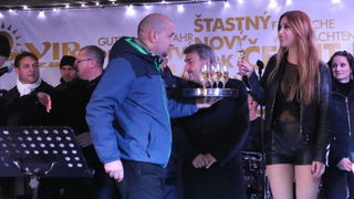 Virani 2016. godinu dočekali uz Lidiju Bačić, Leteći odred i spektakularan vatromet Virani 2016. godinu dočekali uz Lidiju Bačić, Leteći odred i spektakularan vatromet