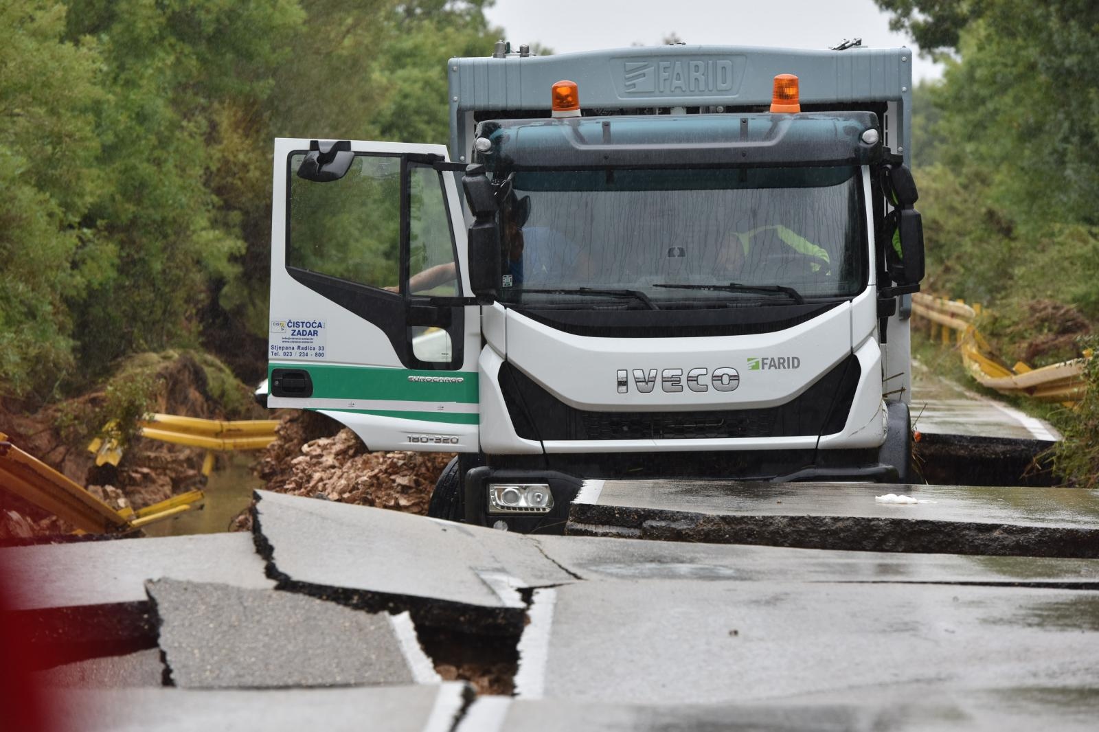 Zbog zarobljenog kamiona ne prometuje se cestom Poljica- Mazija