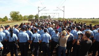 Tovarnik: Izbjeglice su izgubili strpljenje te pjesice krenuli po pruzi prema Zagrebu. Nakon nekoliko stotina metara zaustavila ih je policija i obecala kako prijevoz stize. Photo: Zeljko Lukunic/PIXSELL