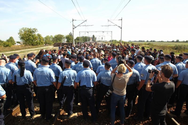 Tovarnik: Izbjeglice su izgubili strpljenje te pjesice krenuli po pruzi prema Zagrebu. Nakon nekoliko stotina metara zaustavila ih je policija i obecala kako prijevoz stize. Photo: Zeljko Lukunic/PIXSELL