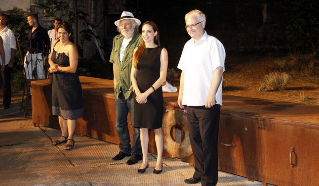 Brijuni, 190811.
Slavna glumica Angelina Jolie stigla je danas na Brijune, susrela se sa predsjednikom RH Ivom Josipovicem. 
Predveceer je Angelina u drustvu Lenke Udovicki i predsjednika Josipovica pogledala predstavu Kralj Lear u kojoj je glavnu ulogu i