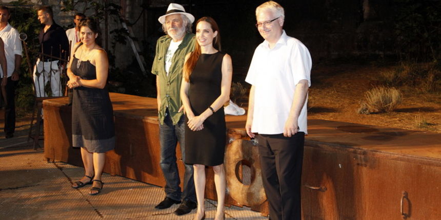 Brijuni, 190811.
Slavna glumica Angelina Jolie stigla je danas na Brijune, susrela se sa predsjednikom RH Ivom Josipovicem. 
Predveceer je Angelina u drustvu Lenke Udovicki i predsjednika Josipovica pogledala predstavu Kralj Lear u kojoj je glavnu ulogu i