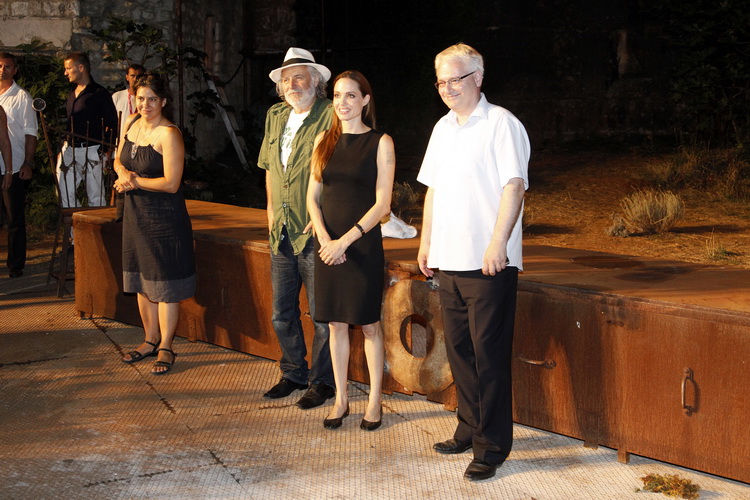 Brijuni, 190811.
Slavna glumica Angelina Jolie stigla je danas na Brijune, susrela se sa predsjednikom RH Ivom Josipovicem. 
Predveceer je Angelina u drustvu Lenke Udovicki i predsjednika Josipovica pogledala predstavu Kralj Lear u kojoj je glavnu ulogu i