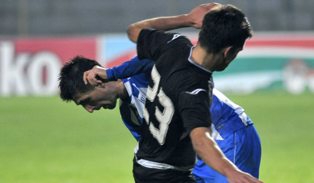 Zagreb, 231010.
Karlovac, 1. HNL, Karlovac – Lokomotiva.
Na slici: Ivan Peko (23) i Milos Musulin (13).
Foto: Bruno Konjevic / CROPIX