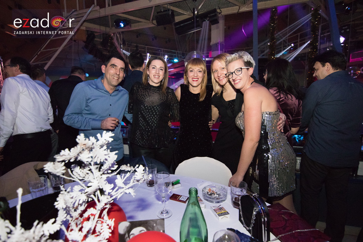 Ludnica u Saturnusu: Najbolji doček u svemiru i šire Ludnica u Saturnusu: Najbolji doček u svemiru i šire