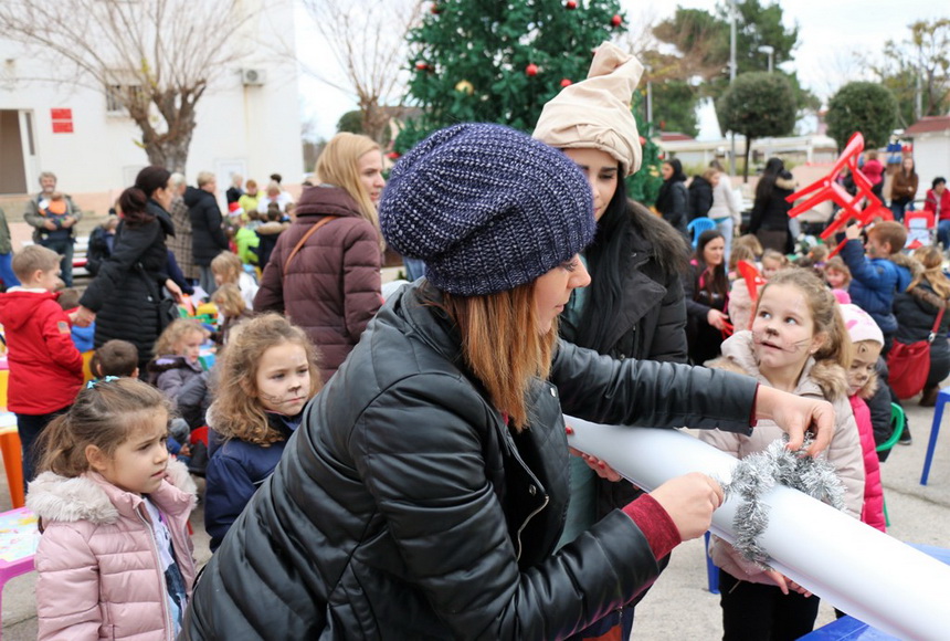 Sveti Nikola darivao mališane na Viru, Krampus bez posla Sveti Nikola darivao mališane na Viru, Krampus bez posla