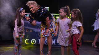 Mještani Bibinja sinoć su uživali u vrhunskom koncertu grupe Colonija na sportskom centru Crljenica Mještani Bibinja sinoć su uživali u vrhunskom koncertu grupe Colonija na sportskom centru Crljenica