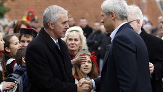 Gracac, 251110.
Danas popodne predsjednik Srbije Boris Tadic i predsjenik Hrvatske Ivo Josipovic posjetili su Gracac i sajam tradicijskih proizvoda i obrta pod nazivom Jesen u Gracacu.
Na slici: Tadic sa zadarskim zupanom Stipom Zrilicem.
Foto: Jure Misko Gracac, 251110.
Danas popodne predsjednik Srbije Boris Tadic i predsjenik Hrvatske Ivo Josipovic posjetili su Gracac i sajam tradicijskih proizvoda i obrta pod nazivom Jesen u Gracacu.
Na slici: Tadic sa zadarskim zupanom Stipom Zrilicem.
Foto: Jure Misko