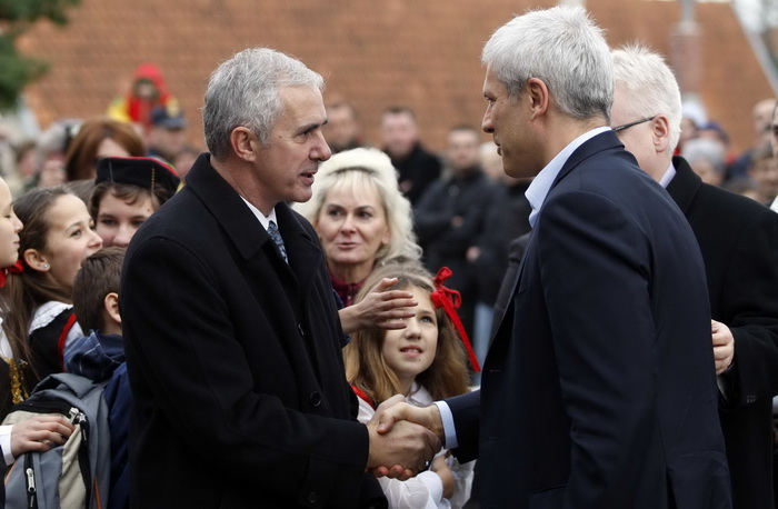 Gracac, 251110.
Danas popodne predsjednik Srbije Boris Tadic i predsjenik Hrvatske Ivo Josipovic posjetili su Gracac i sajam tradicijskih proizvoda i obrta pod nazivom Jesen u Gracacu.
Na slici: Tadic sa zadarskim zupanom Stipom Zrilicem.
Foto: Jure Misko Gracac, 251110.
Danas popodne predsjednik Srbije Boris Tadic i predsjenik Hrvatske Ivo Josipovic posjetili su Gracac i sajam tradicijskih proizvoda i obrta pod nazivom Jesen u Gracacu.
Na slici: Tadic sa zadarskim zupanom Stipom Zrilicem.
Foto: Jure Misko