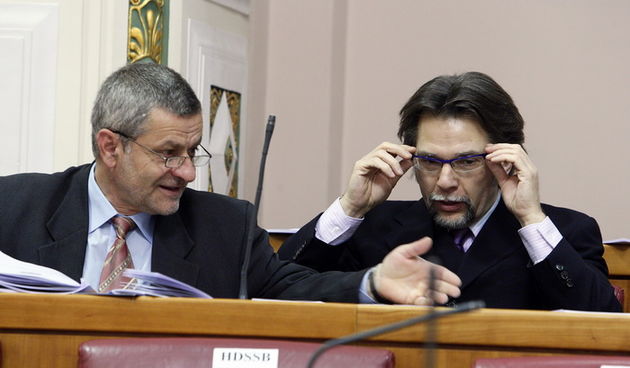 Zagreb, 231211.
Hrvatski Sabor u nastavku izvanredne sjednice glasuje o povjerenju novoj Vladi Zorana Milanovica. 
Na slici: Dragutin Lesar, Branko Vuksic.
Foto: Davor Pongracic / CROPIX