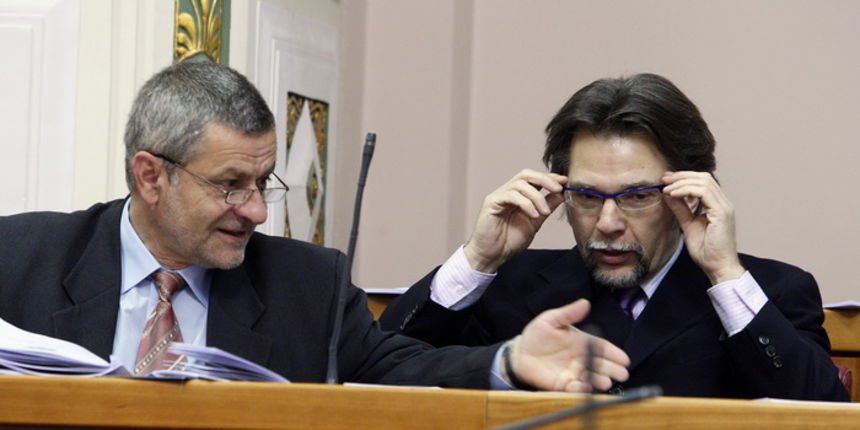 Zagreb, 231211.
Hrvatski Sabor u nastavku izvanredne sjednice glasuje o povjerenju novoj Vladi Zorana Milanovica. 
Na slici: Dragutin Lesar, Branko Vuksic.
Foto: Davor Pongracic / CROPIX