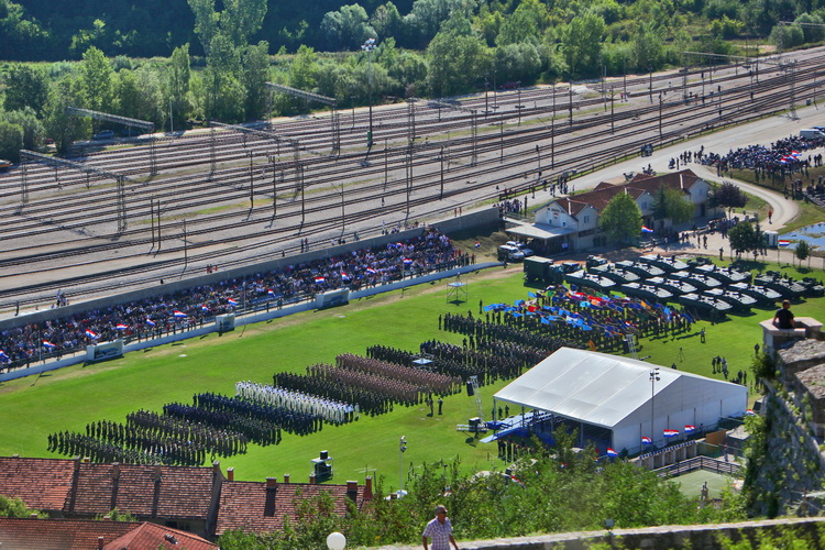 Knin, 050811.
Podizanjem zastave na Kninskoj tvrdjavi i postrojavanjem vojnih snaga na nogometnom igralistu obiljezena je 16. obljetnica VRO Oluja, Dan pobjede i domovinske zahvalnosti i Dan hrvatskih branitelja.
Na fotografiji: pogled sa Kninske trdjave Knin, 050811.
Podizanjem zastave na Kninskoj tvrdjavi i postrojavanjem vojnih snaga na nogometnom igralistu obiljezena je 16. obljetnica VRO Oluja, Dan pobjede i domovinske zahvalnosti i Dan hrvatskih branitelja.
Na fotografiji: pogled sa Kninske trdjave