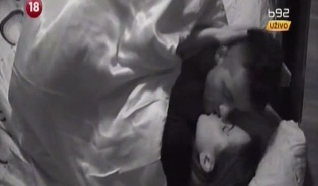 Big Brother započeo vatreno: Ervin i Stefani završili pod pokrivačem