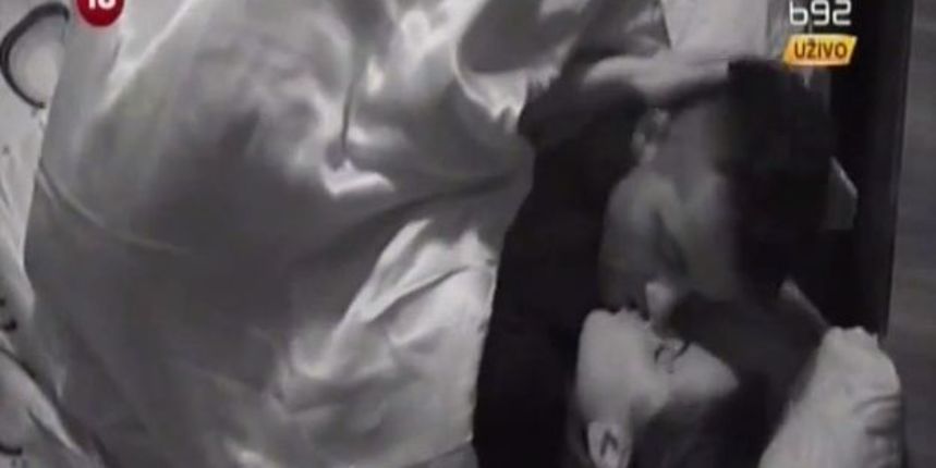 Big Brother započeo vatreno: Ervin i Stefani završili pod pokrivačem