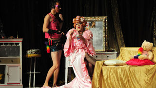 Zadar, 12.11.2012. snimio: Nenad Marčev
SATIRIČKO KAZALIŠTE KEREMPUH
Jean Poiret:
Krletka, komedija
redatelj: Krešimir Dolenčić
igraju: Ž. Königsknecht, H. Kečkeš, M. Mirković,
I. Đuričić, L. Petrušić, B. Perić, V. Čokljat,
M. Posavec Zadar, 12.11.2012. snimio: Nenad Marčev
SATIRIČKO KAZALIŠTE KEREMPUH
Jean Poiret:
Krletka, komedija
redatelj: Krešimir Dolenčić
igraju: Ž. Königsknecht, H. Kečkeš, M. Mirković,
I. Đuričić, L. Petrušić, B. Perić, V. Čokljat,
M. Posavec