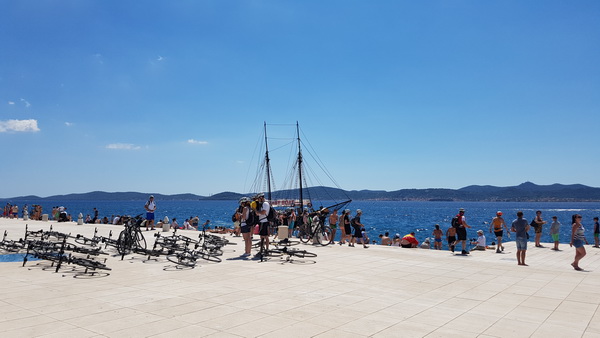 Đir uz more 19. srpnja 2016. – Uvala Draženica, kupalište Jadran, Moprske orgulje i Pozdrav suncu, zadarska riva… Foto: Mladen Malik Đir uz more 19. srpnja 2016. – Uvala Draženica, kupalište Jadran, Moprske orgulje i Pozdrav suncu, zadarska riva… Foto: Mladen Malik