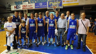 Zadar, 230912
Dvorana Jazine.
Humanitarna utakmica “Za Stephanie smo vratili kosarku u Jazine” na kojoj su nastupile brojne bivse zvijezde KK Zadra poput Dina Radje, Arijana Komazeca, Gordana Giriceka i drugih.
Na fotografiji: momcad portala 057info
Foto Zadar, 230912
Dvorana Jazine.
Humanitarna utakmica “Za Stephanie smo vratili kosarku u Jazine” na kojoj su nastupile brojne bivse zvijezde KK Zadra poput Dina Radje, Arijana Komazeca, Gordana Giriceka i drugih.
Na fotografiji: momcad portala 057info
Foto