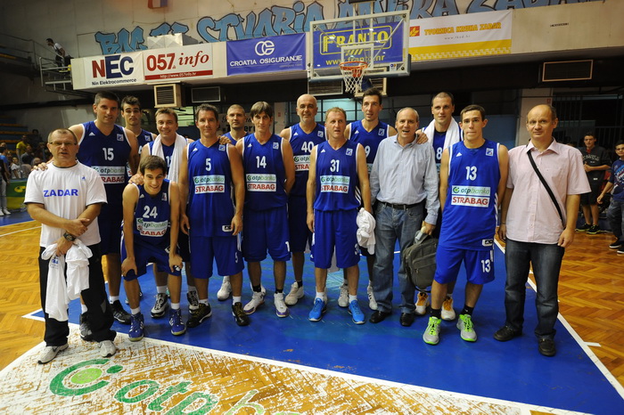 Zadar, 230912
Dvorana Jazine.
Humanitarna utakmica “Za Stephanie smo vratili kosarku u Jazine” na kojoj su nastupile brojne bivse zvijezde KK Zadra poput Dina Radje, Arijana Komazeca, Gordana Giriceka i drugih.
Na fotografiji: momcad portala 057info
Foto Zadar, 230912
Dvorana Jazine.
Humanitarna utakmica “Za Stephanie smo vratili kosarku u Jazine” na kojoj su nastupile brojne bivse zvijezde KK Zadra poput Dina Radje, Arijana Komazeca, Gordana Giriceka i drugih.
Na fotografiji: momcad portala 057info
Foto
