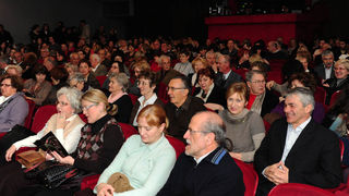 Zadar, 7.3.2012. snimio: Nenad Marčev
HNK Split
Arthur Miller: SMRT TRGOVAČKOG PUTNIKA, drama
redatelj: Dušan Jovanović
premijera: 27. ožujka 2011.
Uloge:
Willy Loman: Mustafa Nadarević,
Linda: Snježana Sinovčić Šiškov
Biff Loman: Mijo Juriši Zadar, 7.3.2012. snimio: Nenad Marčev
HNK Split
Arthur Miller: SMRT TRGOVAČKOG PUTNIKA, drama
redatelj: Dušan Jovanović
premijera: 27. ožujka 2011.
Uloge:
Willy Loman: Mustafa Nadarević,
Linda: Snježana Sinovčić Šiškov
Biff Loman: Mijo Juriši