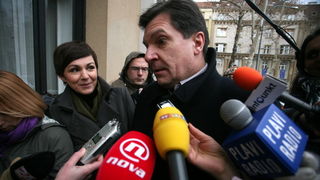 Zagreb, 040110
HDZ, Trg zrtava fasizma 4.
Sjednica predsjednistva HDZ-a zbog najavljenog povratka Ive Sanadera. Zbivanja u HDZ-u od jutra prati veliki broj novinara , fotoreportera i snimatelja.
Boris Kunst sa novinarima ispred stozera Hdz-a.
Foto: Damjan