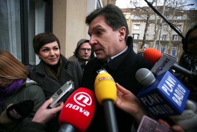 Zagreb, 040110
HDZ, Trg zrtava fasizma 4.
Sjednica predsjednistva HDZ-a zbog najavljenog povratka Ive Sanadera. Zbivanja u HDZ-u od jutra prati veliki broj novinara , fotoreportera i snimatelja.
Boris Kunst sa novinarima ispred stozera Hdz-a.
Foto: Damjan