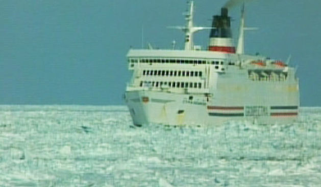 Brod zapeo u ledu (foto gcaptain.com)