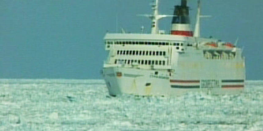 Brod zapeo u ledu (foto gcaptain.com) Brod zapeo u ledu (foto gcaptain.com)