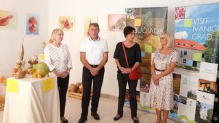 Otvorenje izlozbe Pumpkintown kojom je najavljena 11. Bucijade. Akademska slikarica Ivana Ozetski, prikupljajuci suhe buce najrazlicitijih oblika, stvorila je razne likove – puzeve, zmajeve, ribe, vrapce, labudove, ali i kuhare, fiskale, kraljeve, kraljic Otvorenje izlozbe Pumpkintown kojom je najavljena 11. Bucijade. Akademska slikarica Ivana Ozetski, prikupljajuci suhe buce najrazlicitijih oblika, stvorila je razne likove – puzeve, zmajeve, ribe, vrapce, labudove, ali i kuhare, fiskale, kraljeve, kraljic