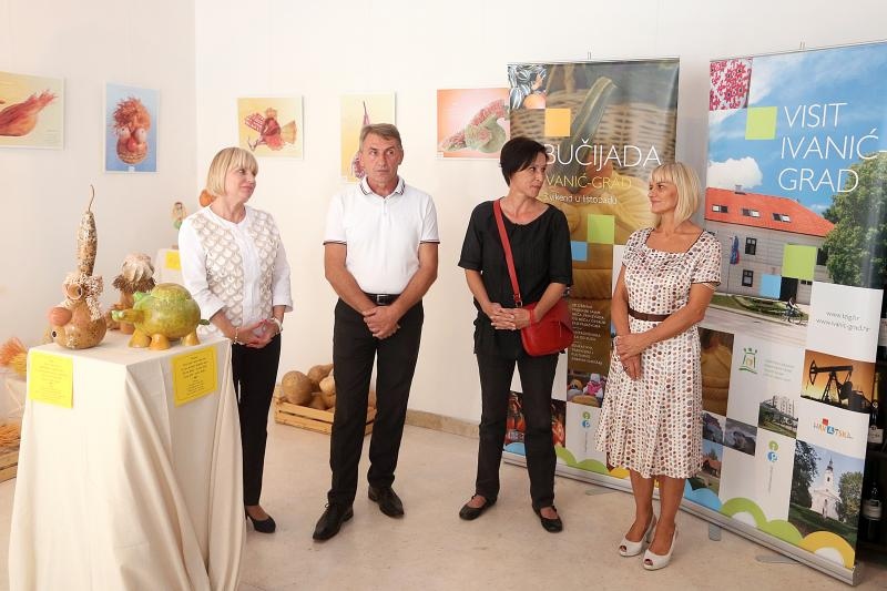 Otvorenje izlozbe Pumpkintown kojom je najavljena 11. Bucijade. Akademska slikarica Ivana Ozetski, prikupljajuci suhe buce najrazlicitijih oblika, stvorila je razne likove – puzeve, zmajeve, ribe, vrapce, labudove, ali i kuhare, fiskale, kraljeve, kraljic Otvorenje izlozbe Pumpkintown kojom je najavljena 11. Bucijade. Akademska slikarica Ivana Ozetski, prikupljajuci suhe buce najrazlicitijih oblika, stvorila je razne likove – puzeve, zmajeve, ribe, vrapce, labudove, ali i kuhare, fiskale, kraljeve, kraljic