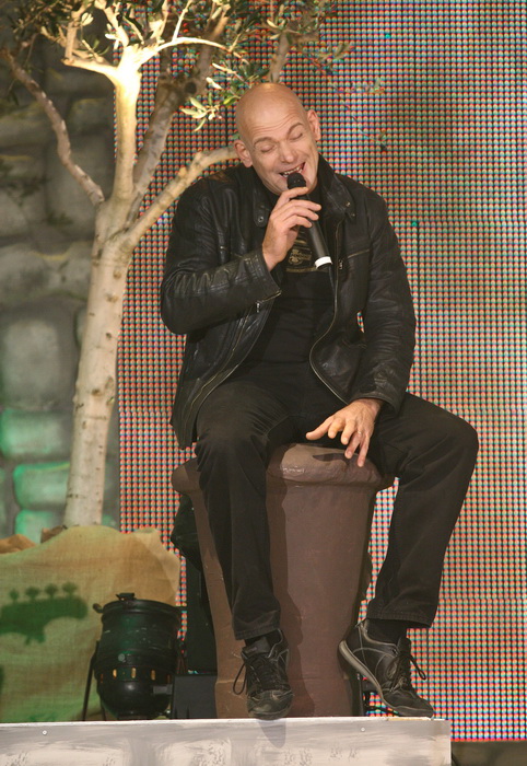 Zadar, 131110.
Dvorana Kresimira Cosica.
Festival zabavne glazbe Zadar 2010. Druga vecer.
Na fotografiji: nastup Zoran Jelenkovic.
Foto: Vladimir Ivanov / Cropix Zadar, 131110.
Dvorana Kresimira Cosica.
Festival zabavne glazbe Zadar 2010. Druga vecer.
Na fotografiji: nastup Zoran Jelenkovic.
Foto: Vladimir Ivanov / Cropix