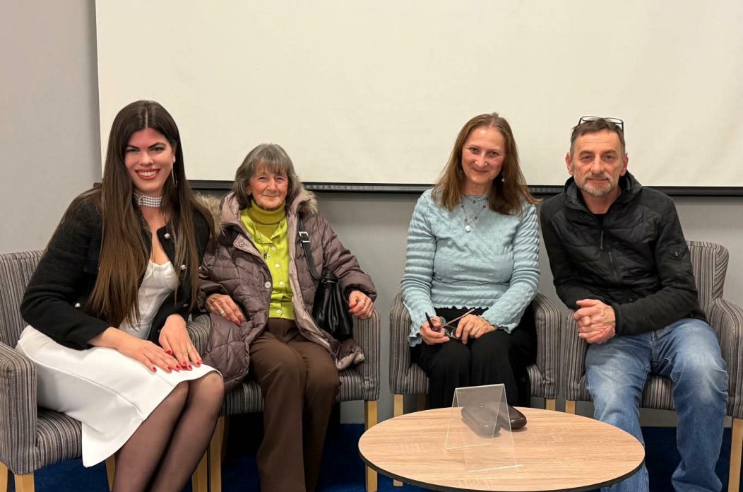 Na promociji knjige Mi, djeca Sarajeva u Multimedijalnoj dvorani Gradske knjižnice Zadar, okupio se veći broj publike.