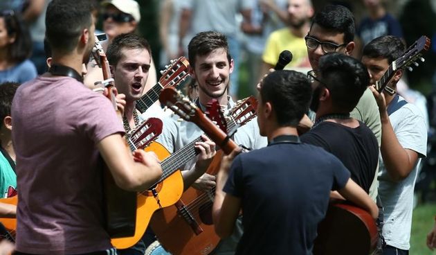 Mladi iz cijeloga svijeta putujuci na Svjetski dan mladih u Krakow-u zabavljali su se pjesmom i plesom u parku Zrinjevac. Svjetski susret mladih u Krakowu u Poljskoj, odrzat ce se od 26. do 31. srpnja pod geslom: Blago milosrdnima, oni ce zadobiti milosrd