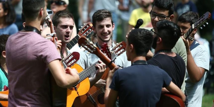 Mladi iz cijeloga svijeta putujuci na Svjetski dan mladih u Krakow-u zabavljali su se pjesmom i plesom u parku Zrinjevac. Svjetski susret mladih u Krakowu u Poljskoj, odrzat ce se od 26. do 31. srpnja pod geslom: Blago milosrdnima, oni ce zadobiti milosrd Mladi iz cijeloga svijeta putujuci na Svjetski dan mladih u Krakow-u zabavljali su se pjesmom i plesom u parku Zrinjevac. Svjetski susret mladih u Krakowu u Poljskoj, odrzat ce se od 26. do 31. srpnja pod geslom: Blago milosrdnima, oni ce zadobiti milosrd