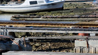 Zadar, 180112.
Velike plime i oseke, u ovom slucaju oseke, javljaju se u razdobljima punog mjeseca. Razina mora pala je za malo vise od pola metra sto i nije neki veliki problem osim sto su neke brodice ostale zarobljene u svojim lukama, a da isplove mora Zadar, 180112.
Velike plime i oseke, u ovom slucaju oseke, javljaju se u razdobljima punog mjeseca. Razina mora pala je za malo vise od pola metra sto i nije neki veliki problem osim sto su neke brodice ostale zarobljene u svojim lukama, a da isplove mora