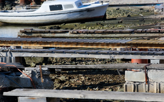 Zadar, 180112.
Velike plime i oseke, u ovom slucaju oseke, javljaju se u razdobljima punog mjeseca. Razina mora pala je za malo vise od pola metra sto i nije neki veliki problem osim sto su neke brodice ostale zarobljene u svojim lukama, a da isplove mora Zadar, 180112.
Velike plime i oseke, u ovom slucaju oseke, javljaju se u razdobljima punog mjeseca. Razina mora pala je za malo vise od pola metra sto i nije neki veliki problem osim sto su neke brodice ostale zarobljene u svojim lukama, a da isplove mora