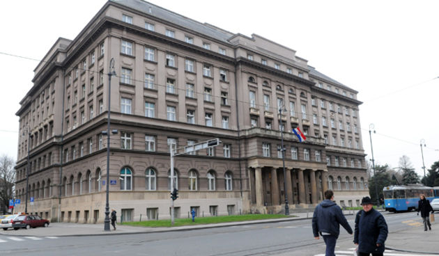 Zagreb, 200111.
U 13.45 dojavljeno je da je u zgradi HZZO u Mihanovicevoj ulici,  postavljena eksplozivna naprava. Nakon sto je policija pregledala zgradu te zakljucila da bombe nema, sve se vratilo u normalu.
Foto: Bruno Konjevic / CROPIX