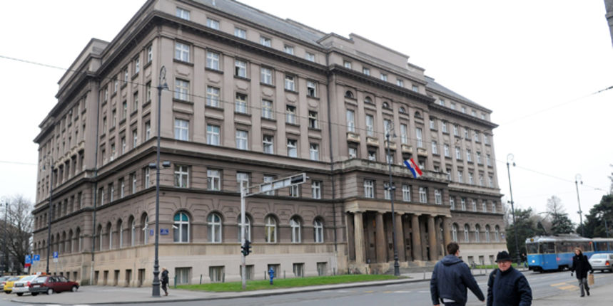 Zagreb, 200111.
U 13.45 dojavljeno je da je u zgradi HZZO u Mihanovicevoj ulici,  postavljena eksplozivna naprava. Nakon sto je policija pregledala zgradu te zakljucila da bombe nema, sve se vratilo u normalu.
Foto: Bruno Konjevic / CROPIX