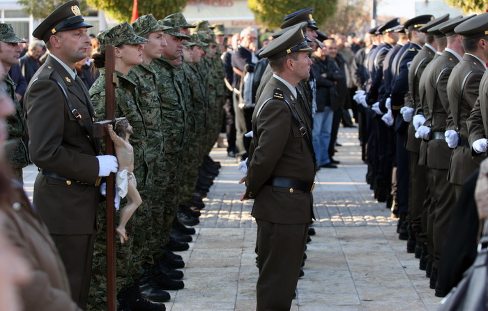 Skabrnja, 181111.
20. obljetnica stradanja Skabrnje. U Skabrnji je uz govore na trgu ispred crkve odrzano i polaganje vijenaca na groblju.
Foto: Andrija Lucic / CROPIX Skabrnja, 181111.
20. obljetnica stradanja Skabrnje. U Skabrnji je uz govore na trgu ispred crkve odrzano i polaganje vijenaca na groblju.
Foto: Andrija Lucic / CROPIX