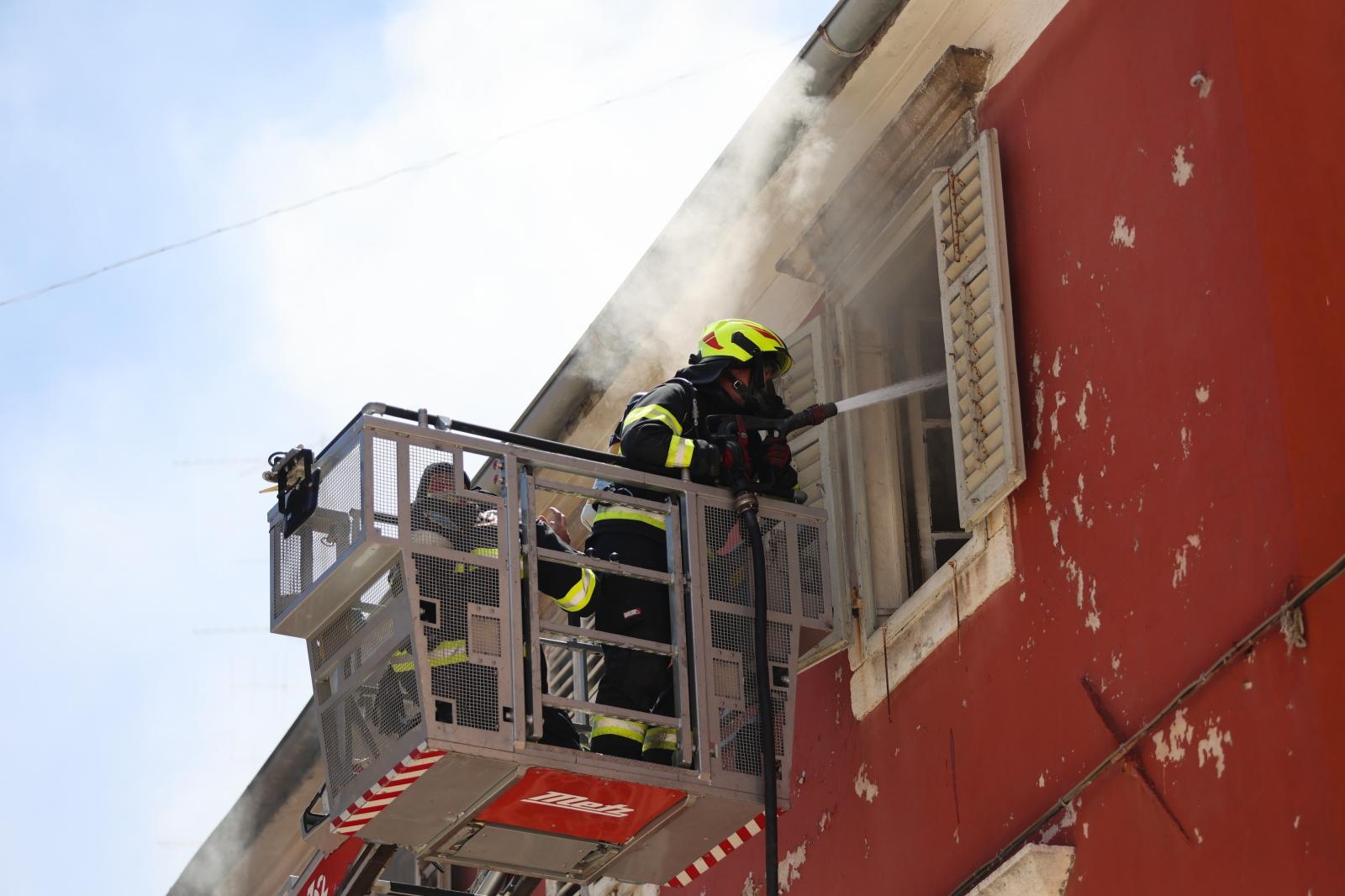 Veliki požar izbio u zgradi na Narodnom trgu Veliki požar izbio u zgradi na Narodnom trgu