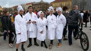 Prosvjed #spasime: Tomislavov trg u Zagrebu pun ljudi, došao i Plenković Prosvjed #spasime: Tomislavov trg u Zagrebu pun ljudi, došao i Plenković